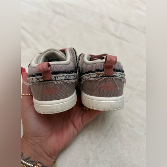 ✨ Girl’s Jordan 1 Retro Low ALT SE - Floral - Picture 4 of 8